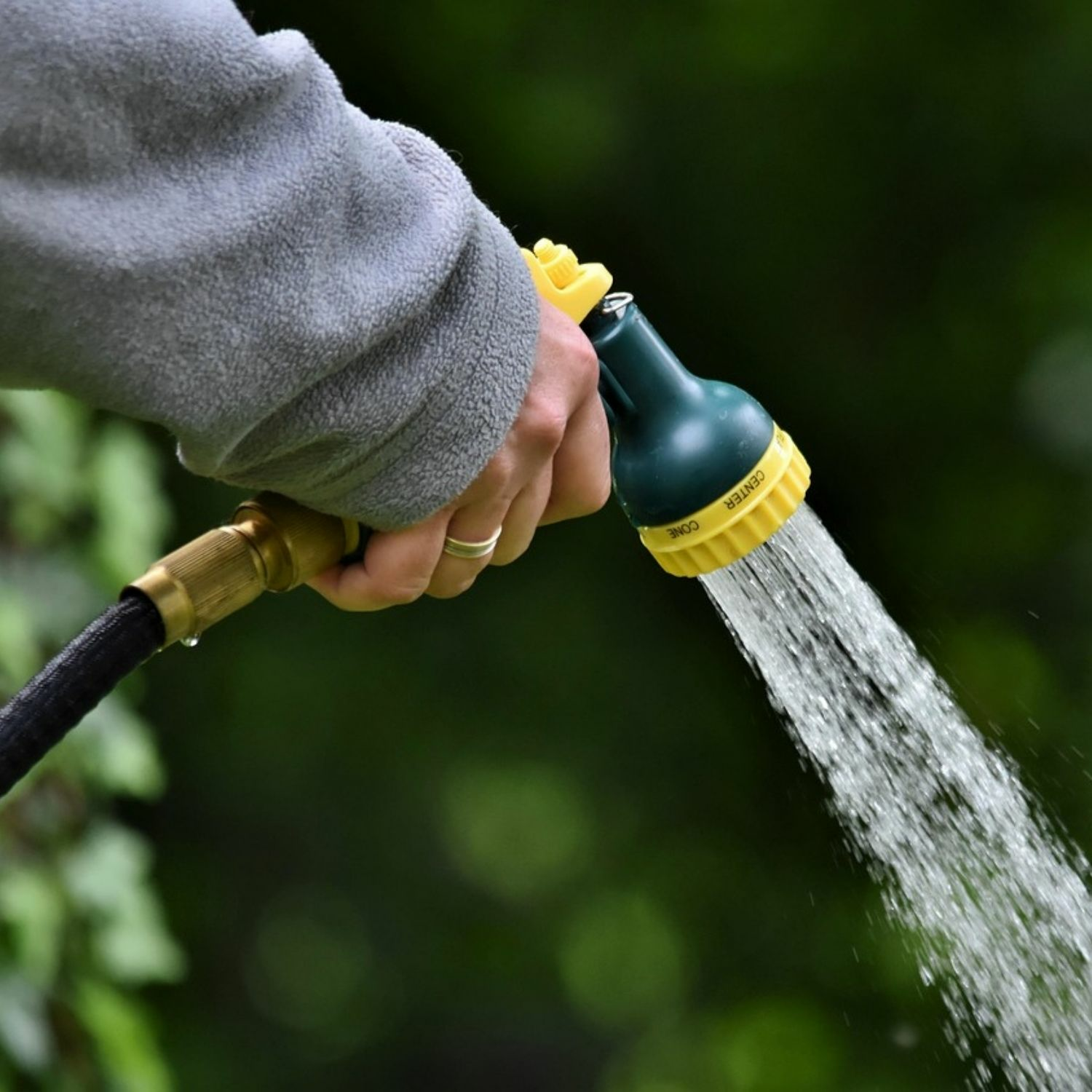 Gießen mit dem Gartenschlauch 