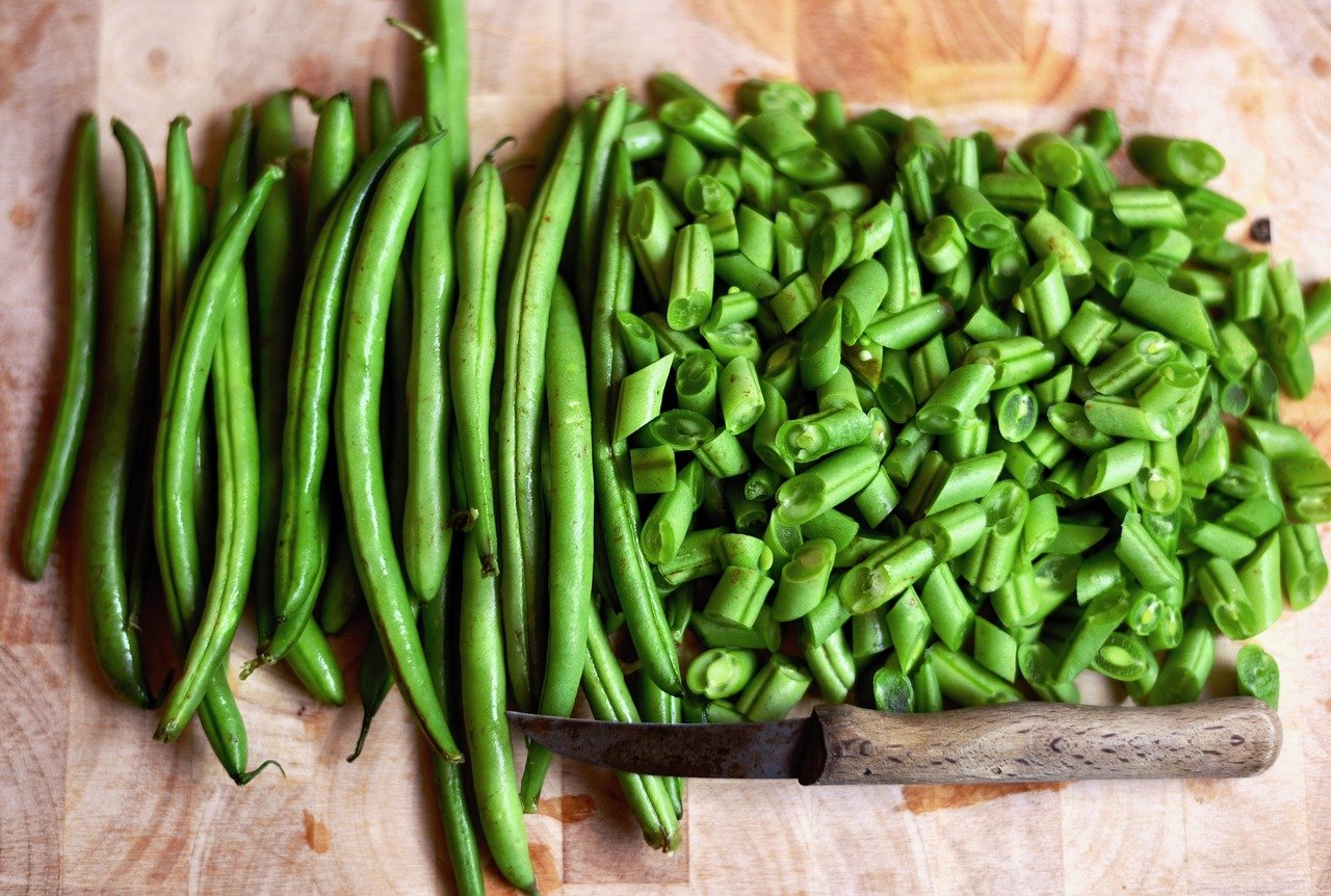 Preparing and cutting beans