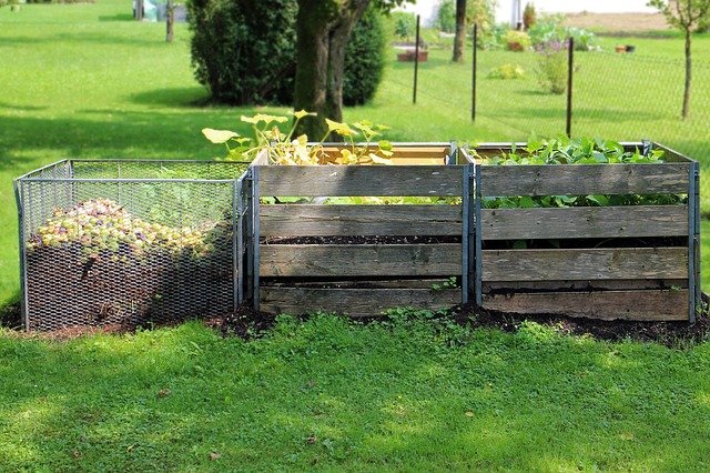 Kompost gießen im Sommer