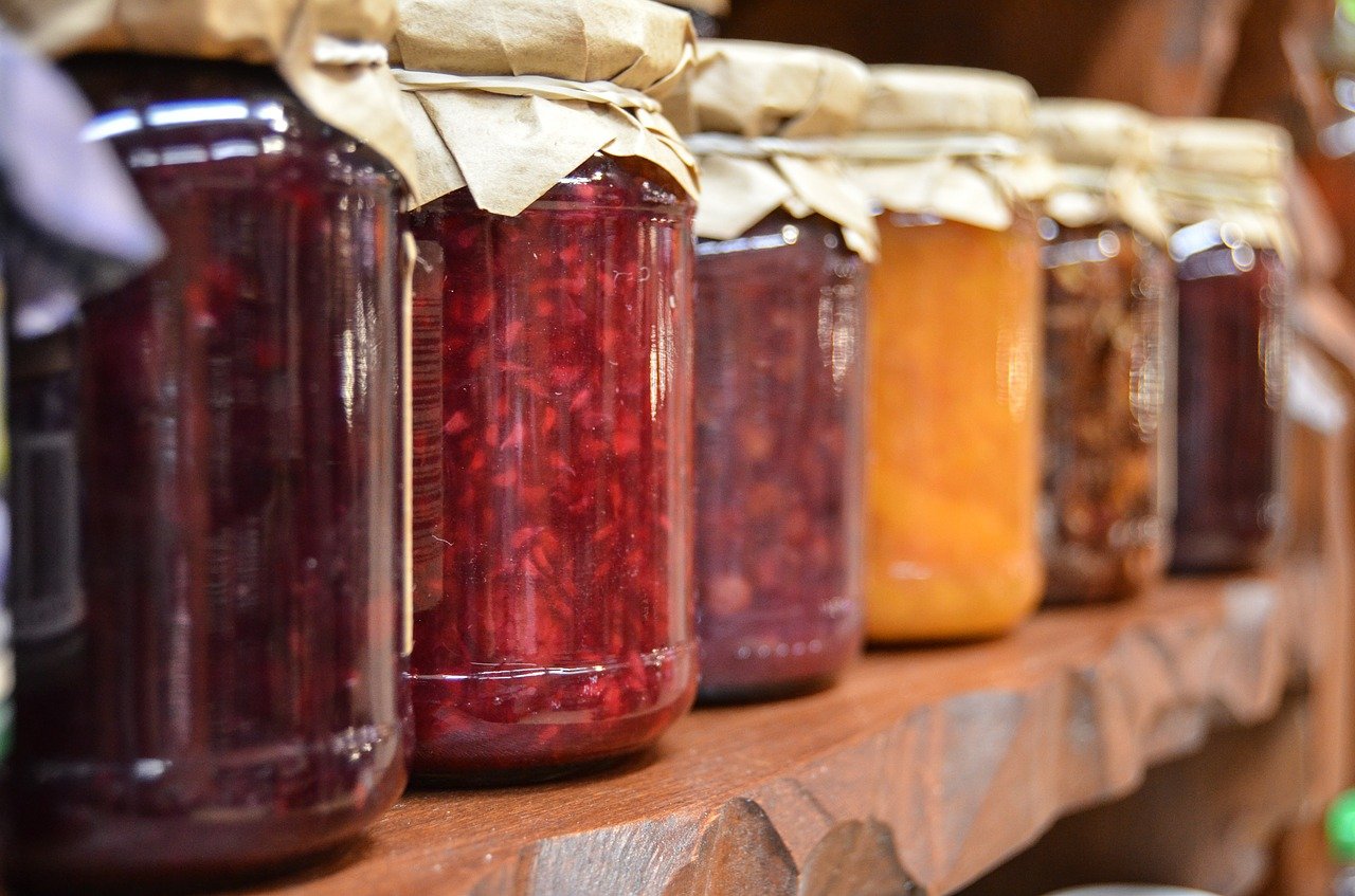 frische eingekochte Marmelade aus Beeren