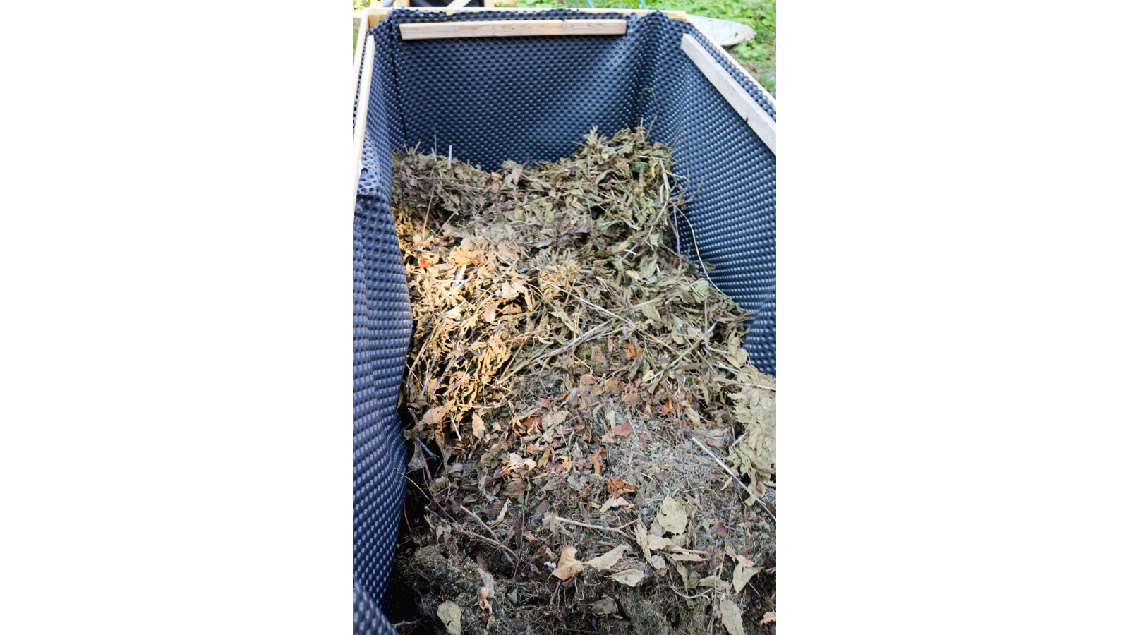 Filling raised beds with garden waste