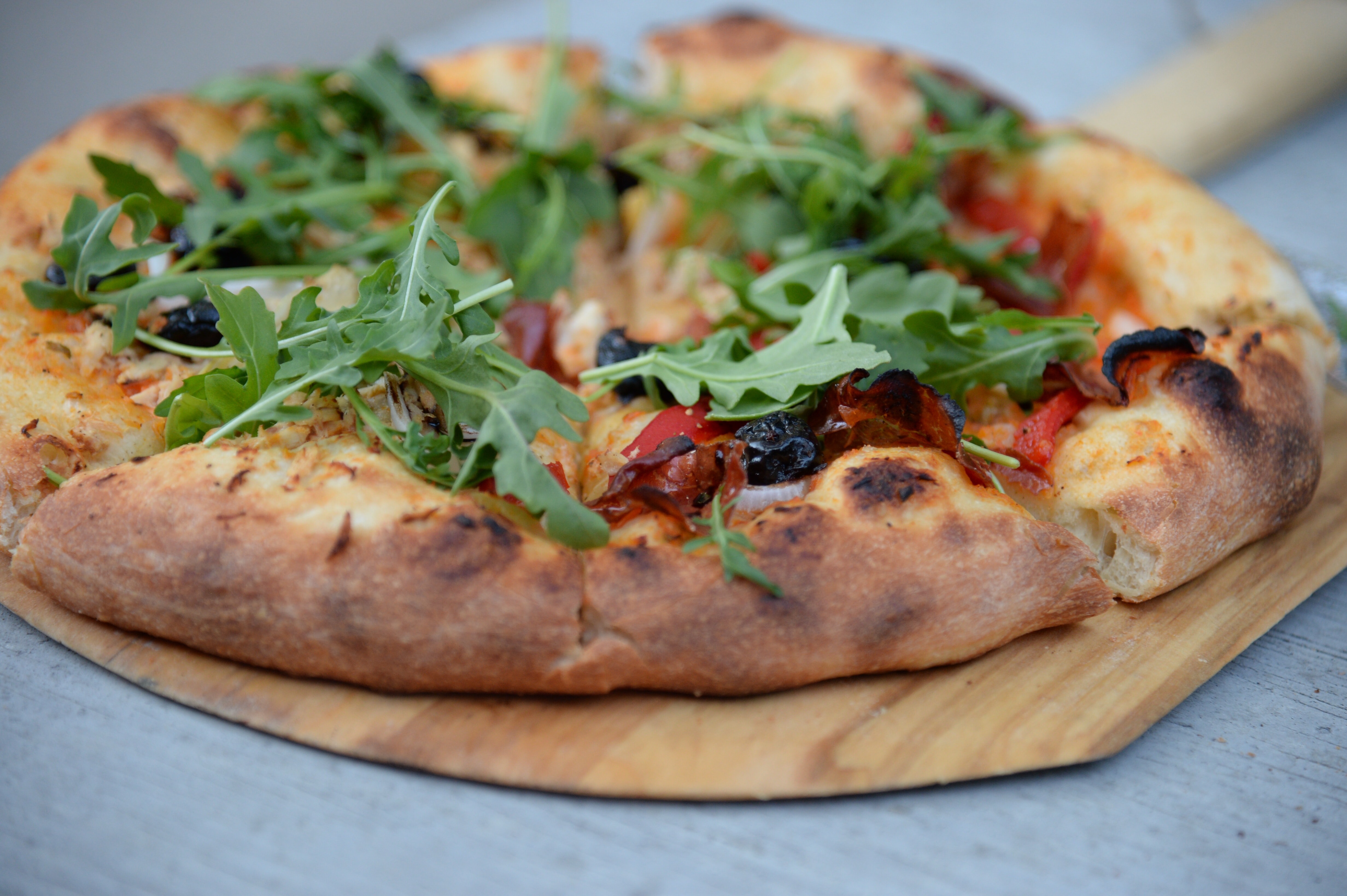 frisch geernteter Rucola auf Pizza