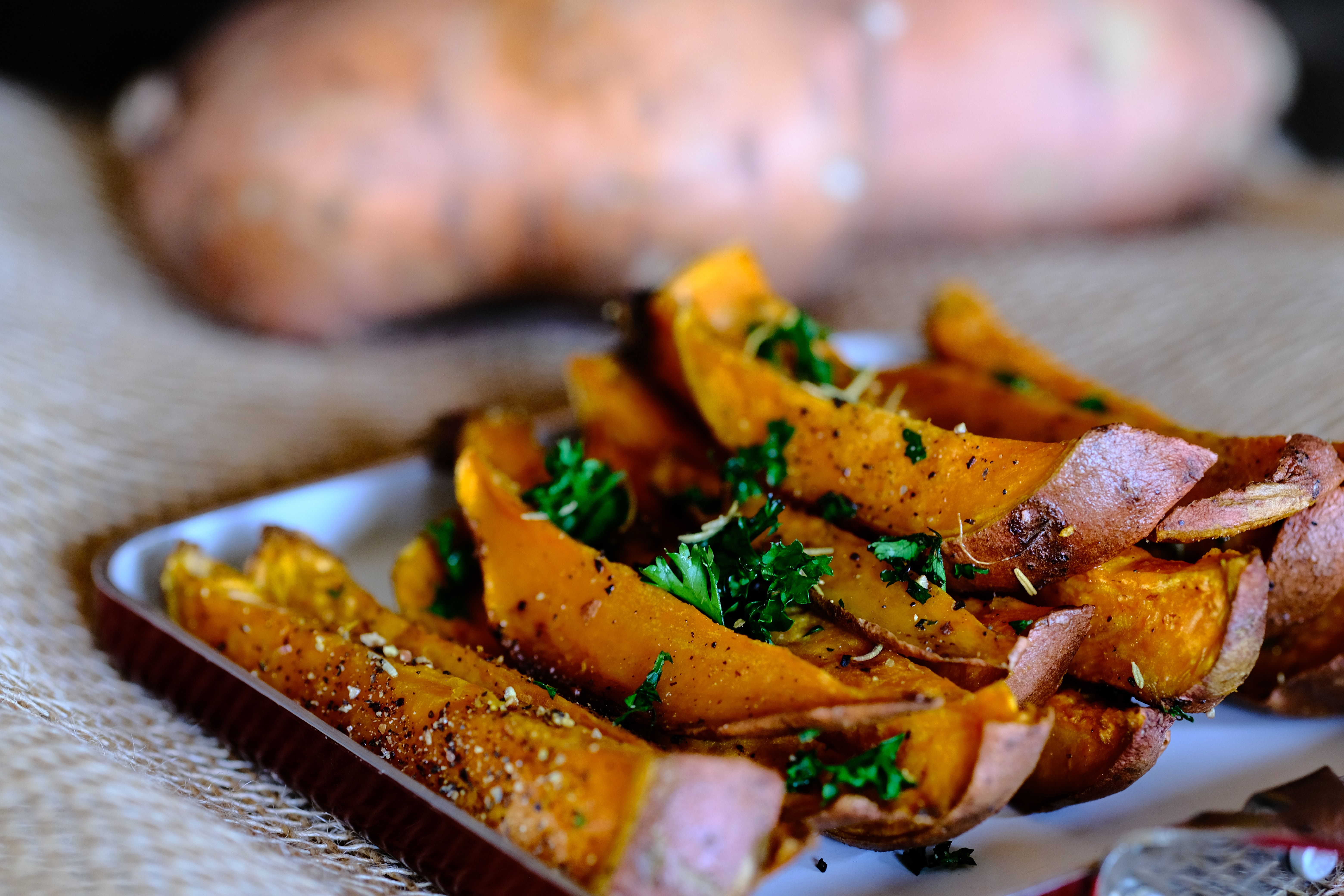 Süßkartoffelpommes mit Petersilie