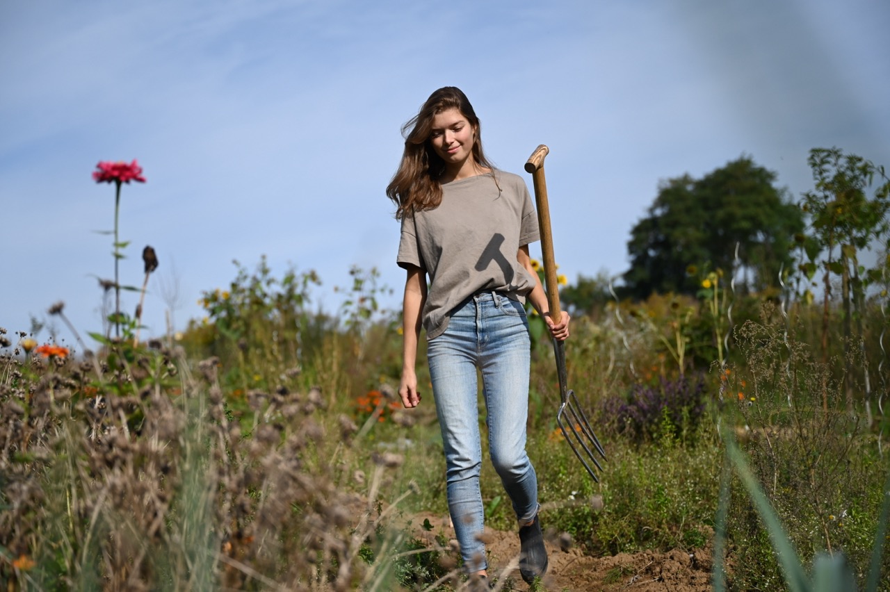 Gärtnerin im Garten mit Grabegabel